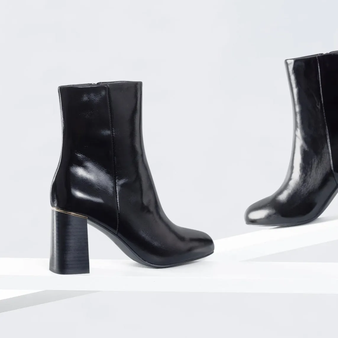 Ditto Ankle Boot | Black oiled leather Travel Heels