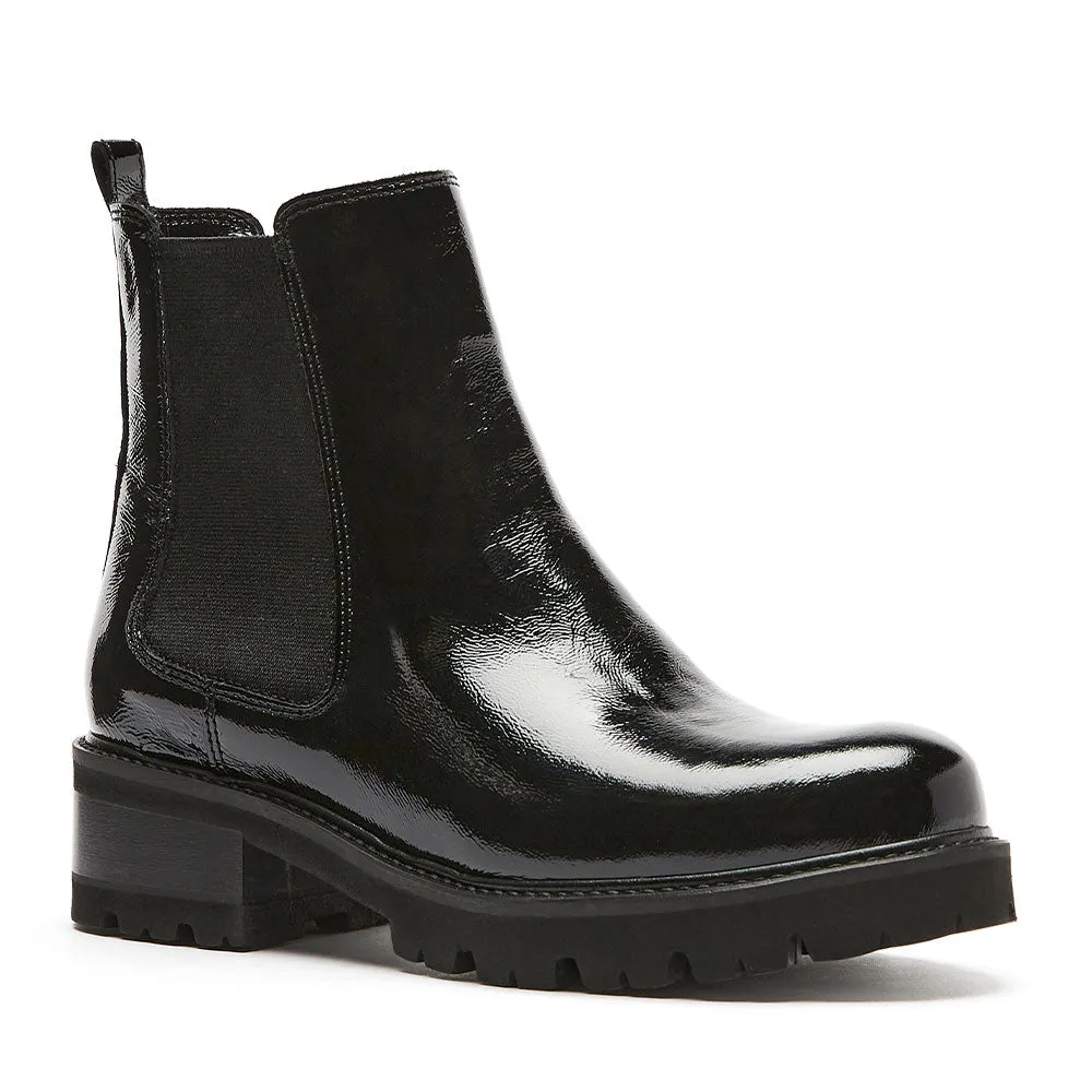 La Canadienne Cosner Chelsea Boot Womens Shoes Black Crinkled Patent