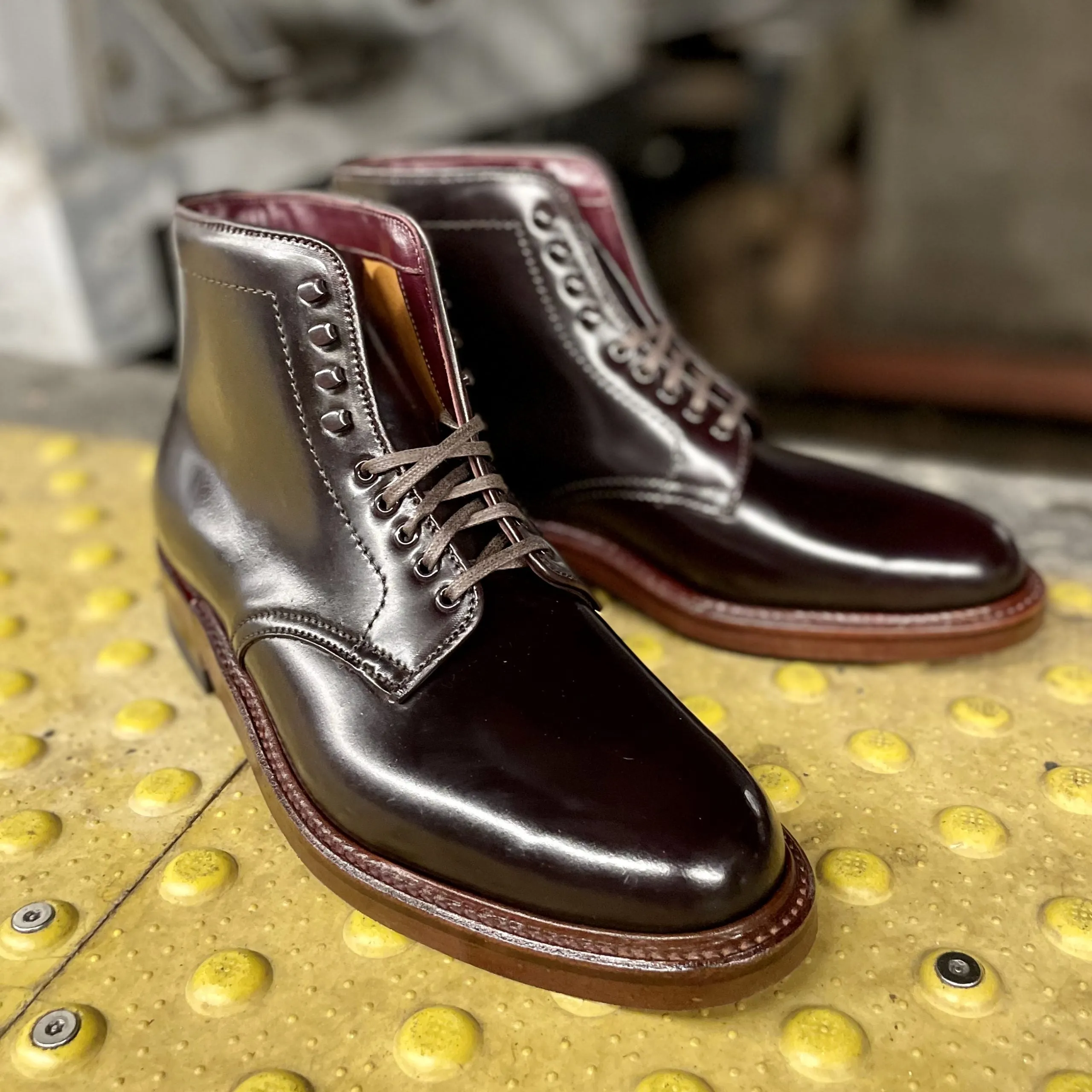 D1854H - Plain Toe Boot w Neocork Sole in Color 8 Shell Nubuck Texture