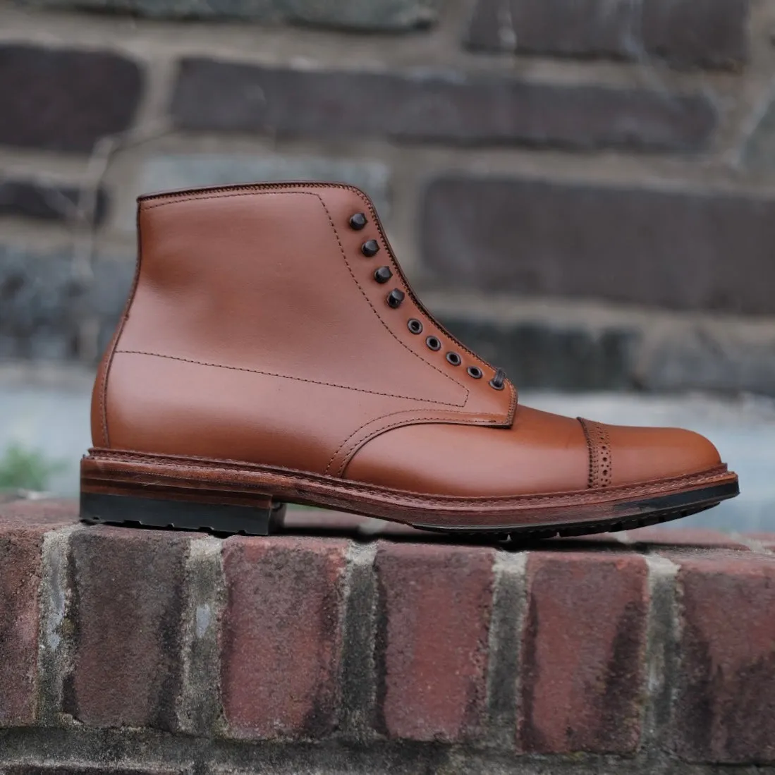 D2825HC - Jumper Boot in Burnished Tan Calfskin Sleek Shape