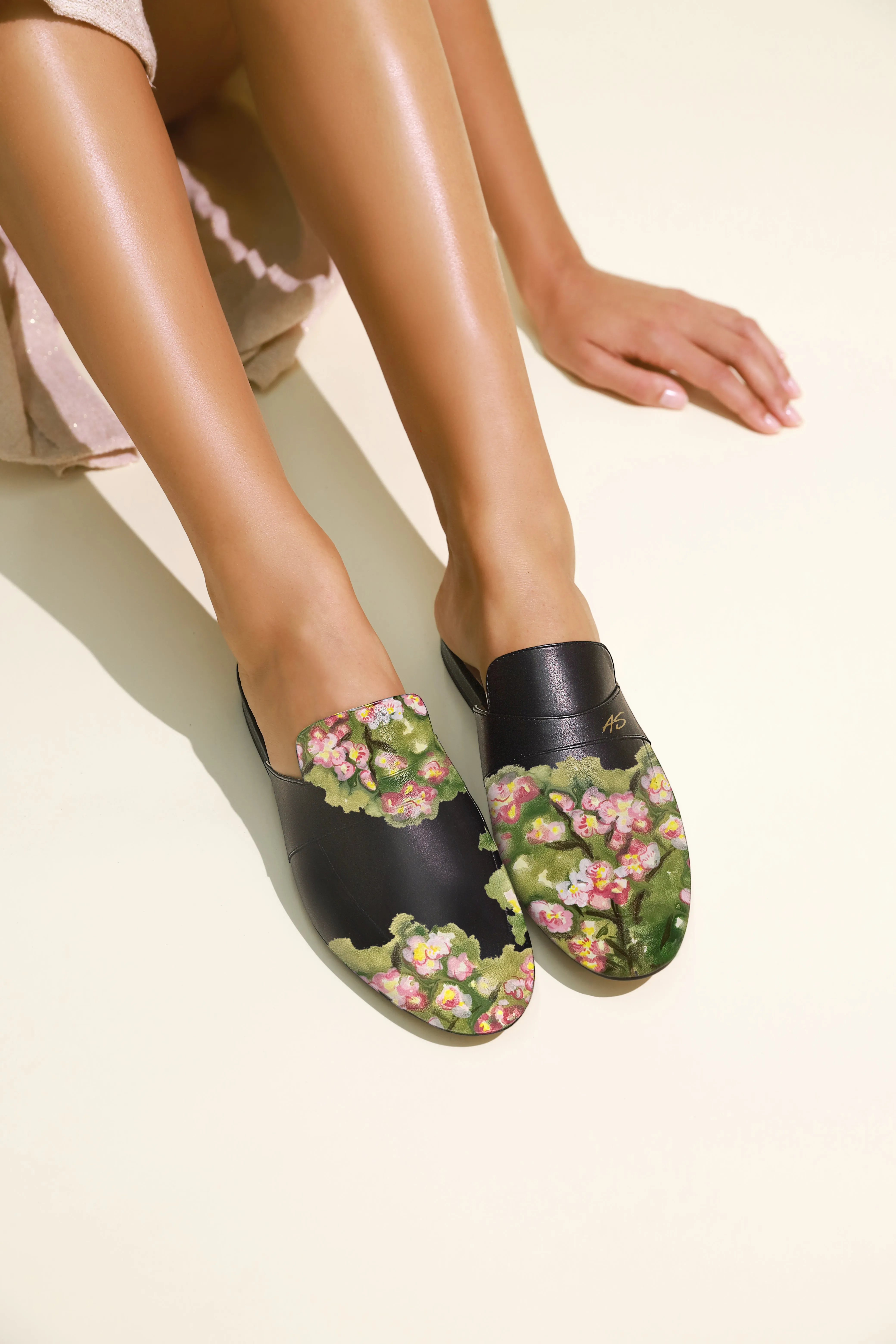 Ideal For Travel Magnolia Black Mule