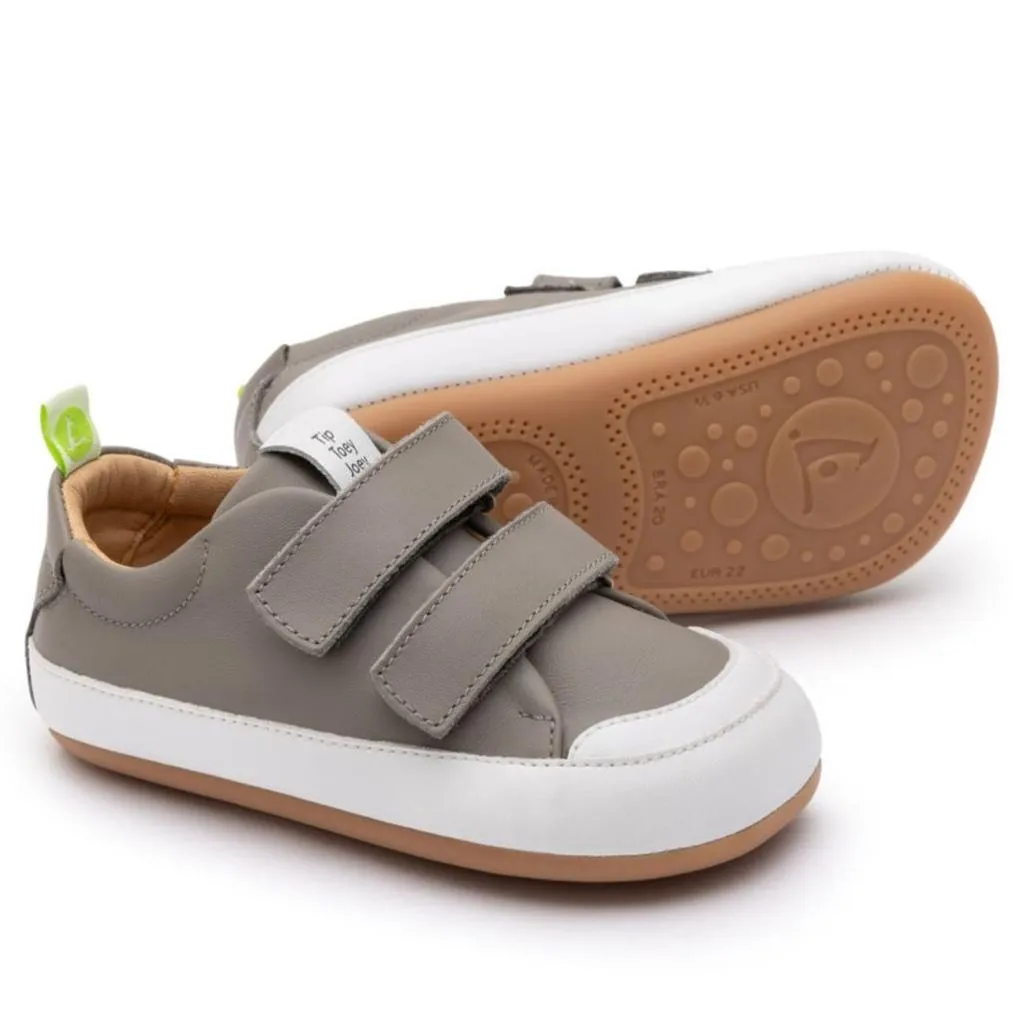 Soccer - themed kids' shoes Tip Toey Joey Boy's and Girl's Bossy Sneakers - Aluminum / White