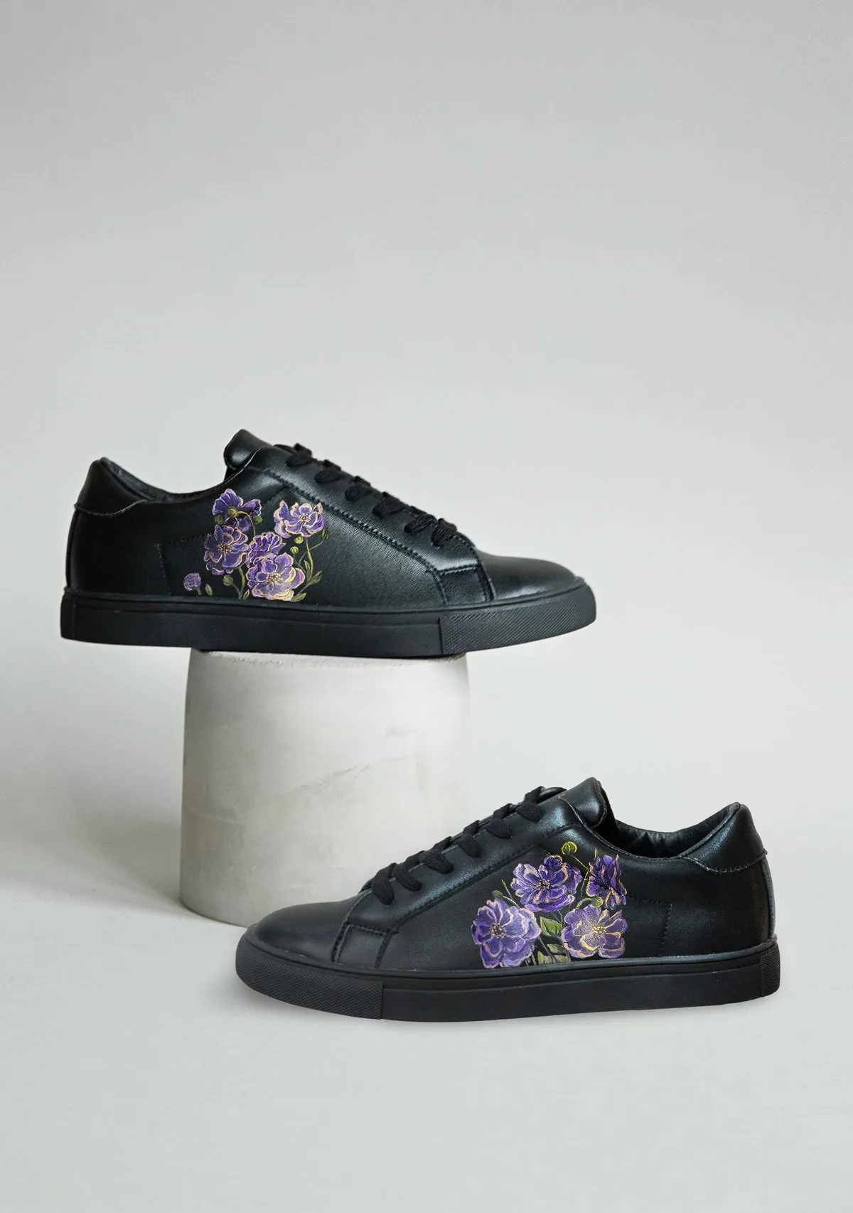 Snappy design Cosmos Flower Black Sneaker