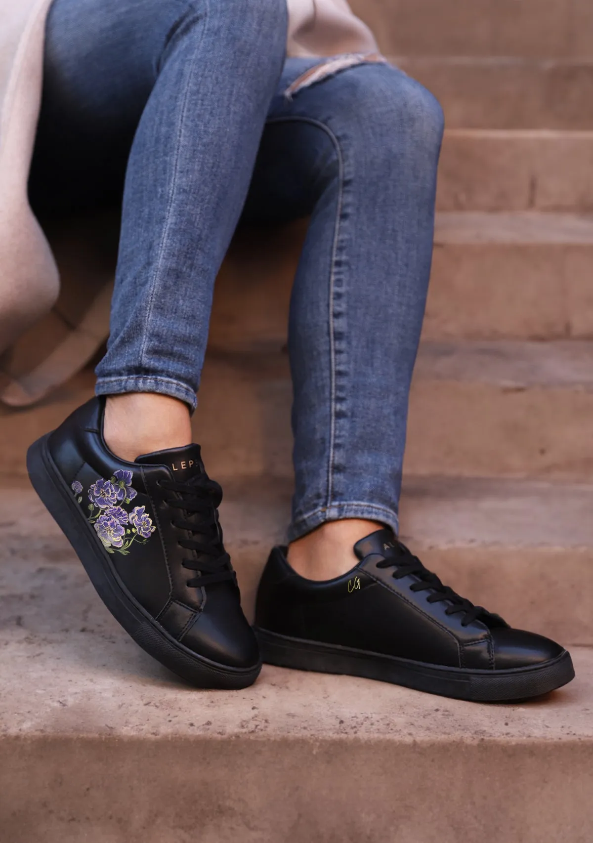 Snappy design Cosmos Flower Black Sneaker