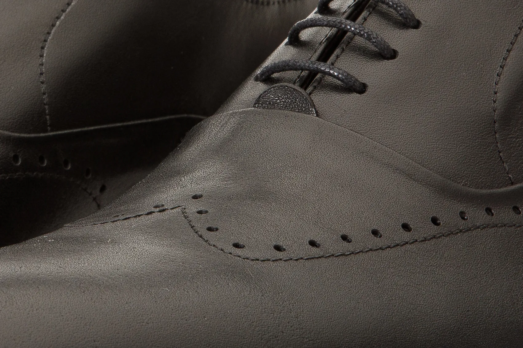 snug-fit The Roma Black Leather Wingtip Oxford Men Shoe