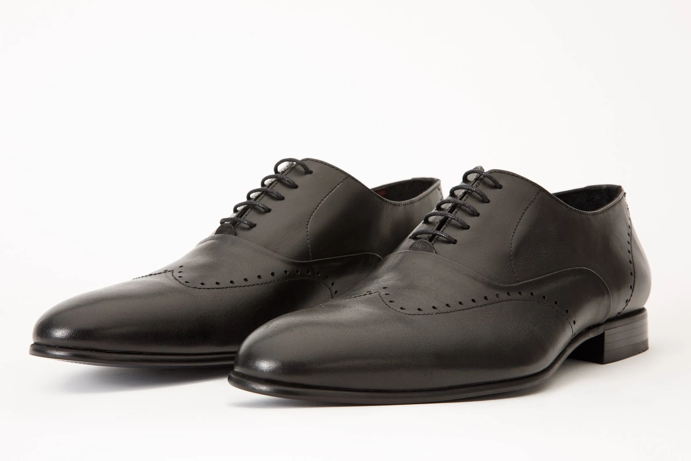 snug-fit The Roma Black Leather Wingtip Oxford Men Shoe