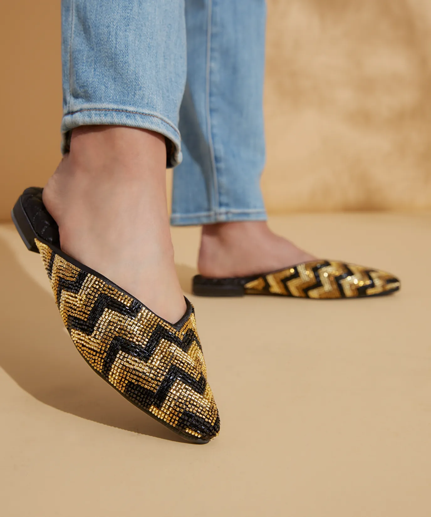 The Swan - Deco Chevron Comfortable Design