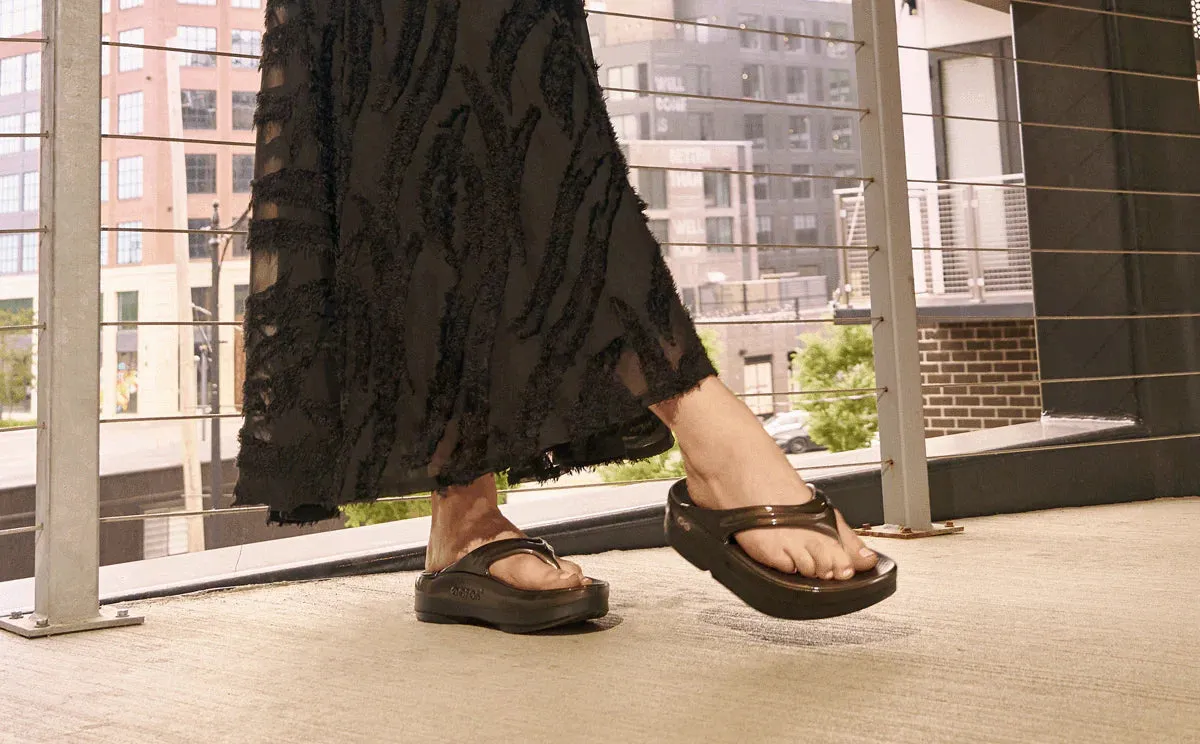 Touch Soft OOFOS OOMEGA OOLALA STACKED SANDAL - TITANIUM MIRROR