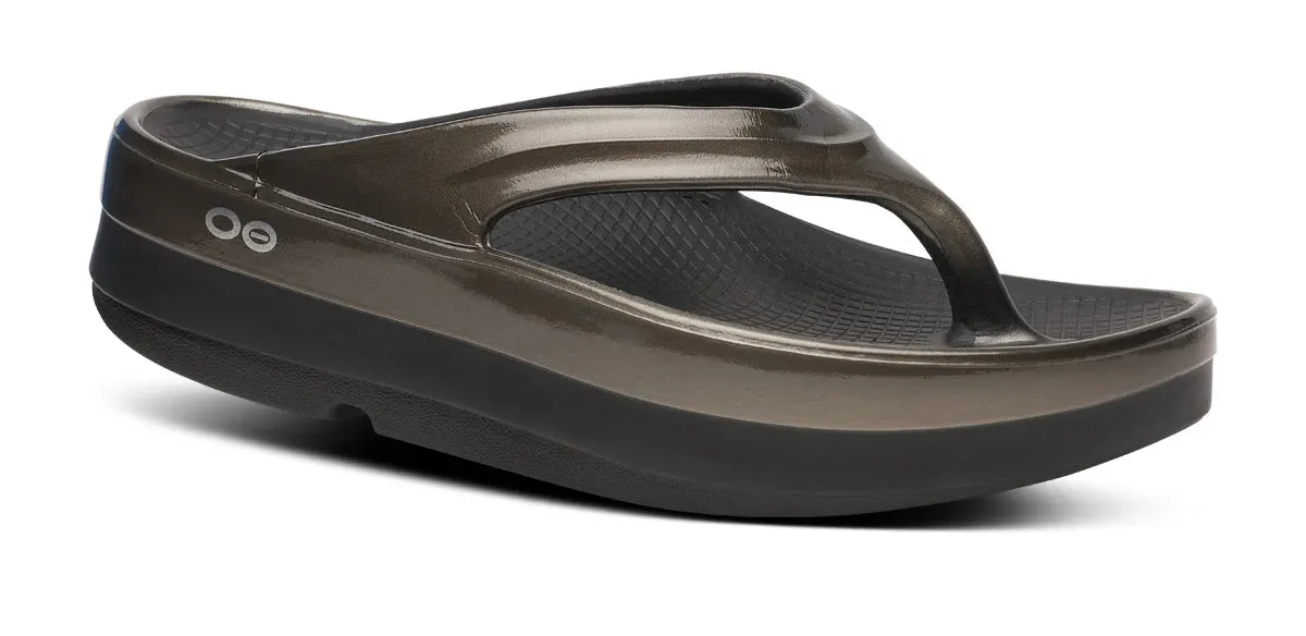 OOFOS OOMEGA OOLALA STACKED SANDAL - TITANIUM MIRROR Bow Charm Beach Mode