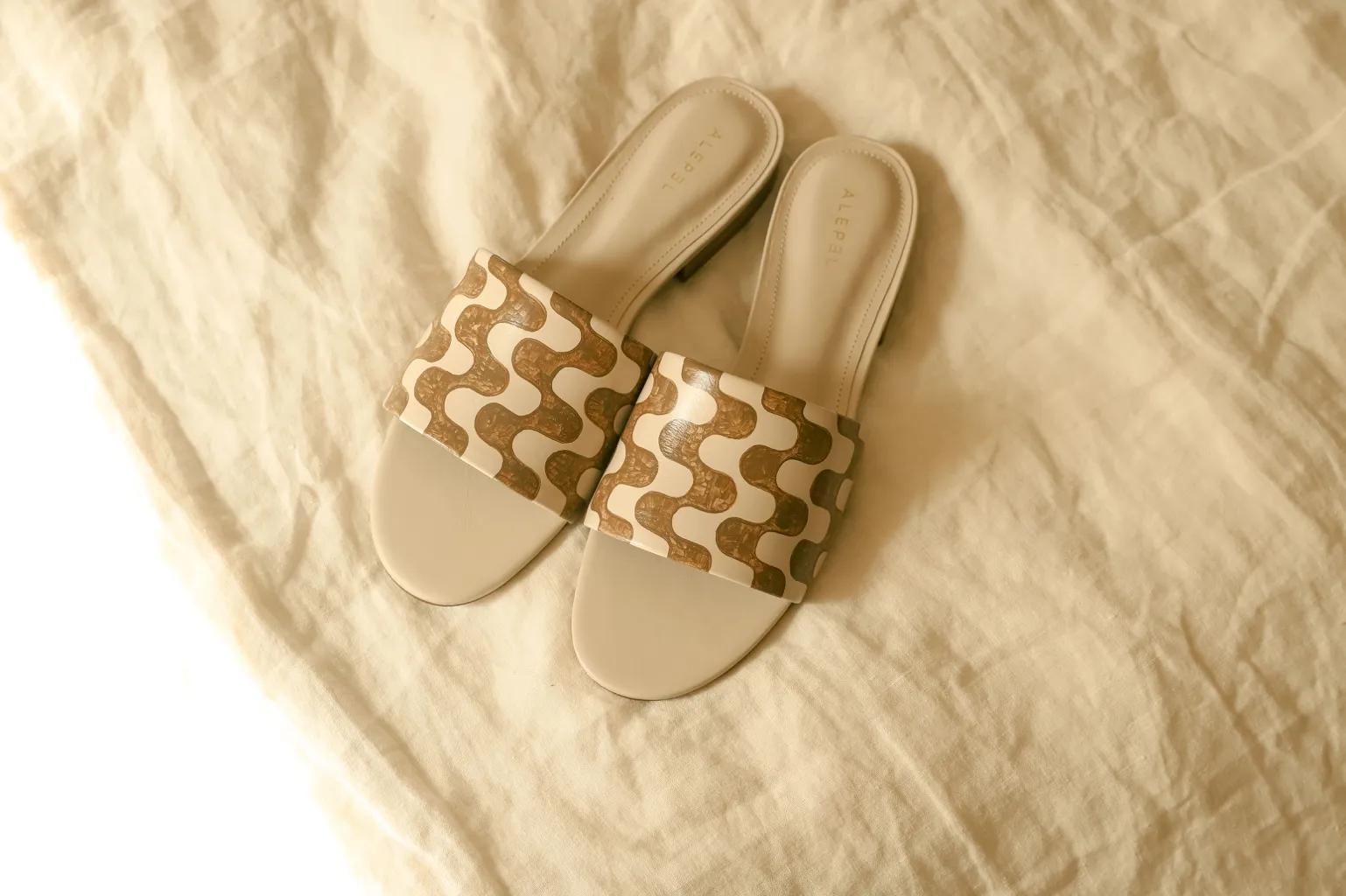 Warm Retro Beige Slide Water Safe