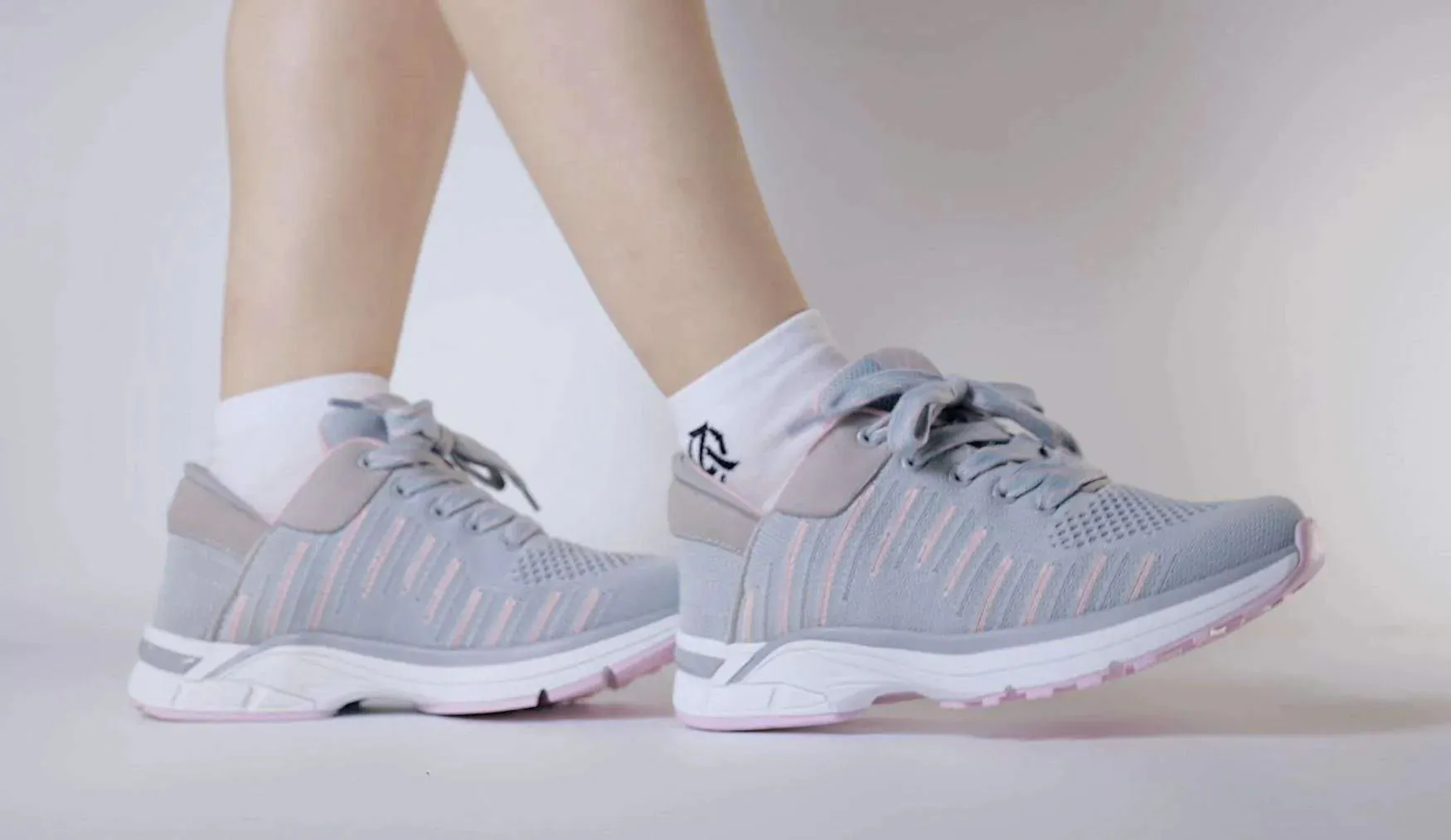 Zebra Hands-Free Sneaker Quick dry system